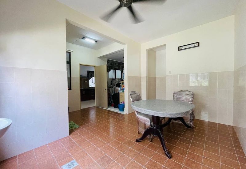 Bandar Enstek (Timur)