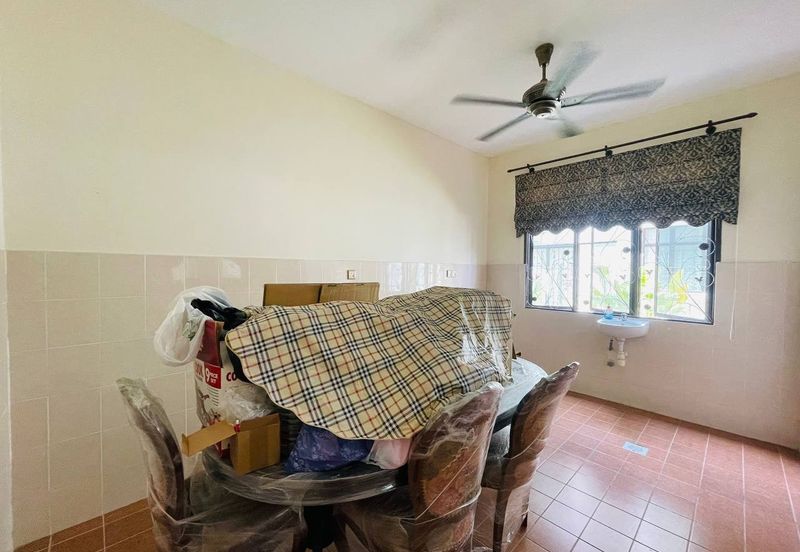 Bandar Enstek (Timur)