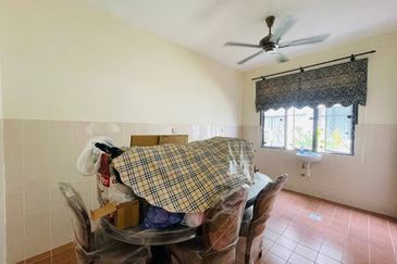 Bandar Enstek (Timur)