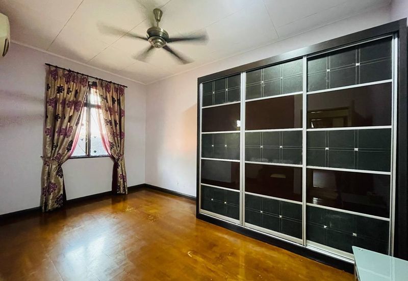 Bandar Enstek (Timur)