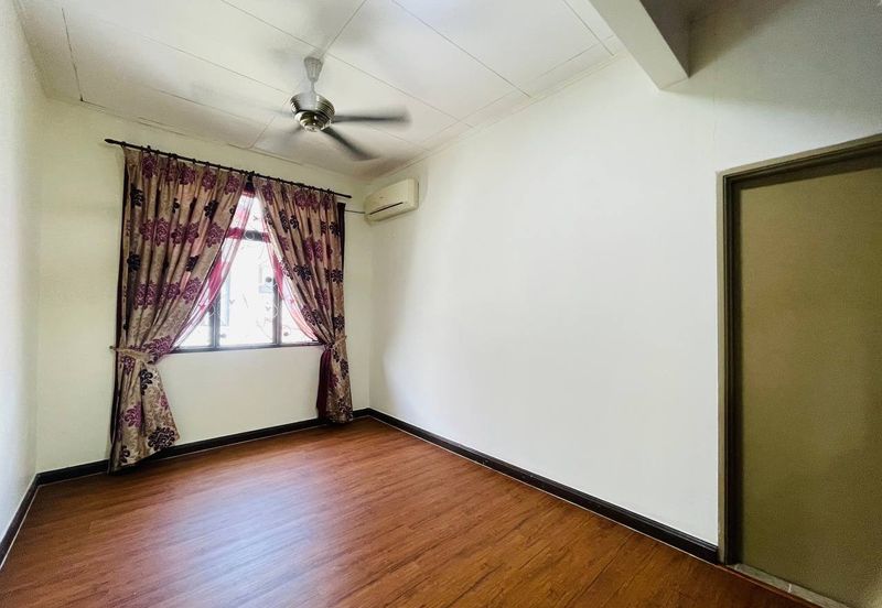 Bandar Enstek (Timur)