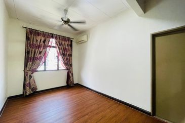 Bandar Enstek (Timur)