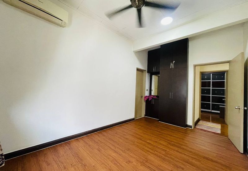 Bandar Enstek (Timur)