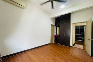 Bandar Enstek (Timur)