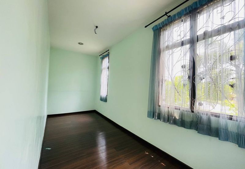 Bandar Enstek (Timur)