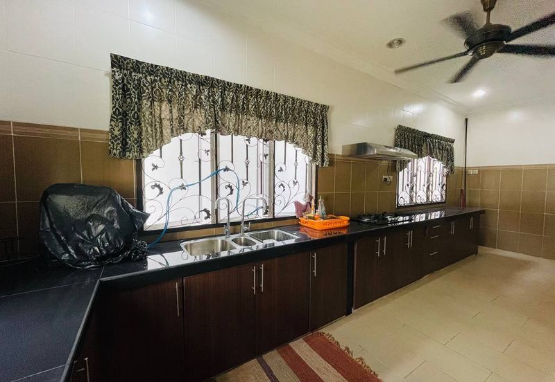 Bandar Enstek (Timur)