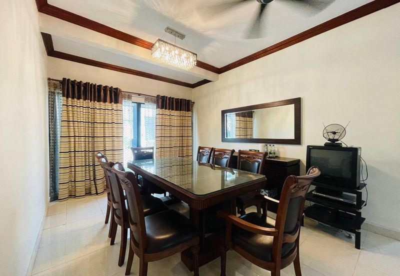 Bandar Enstek (Timur)