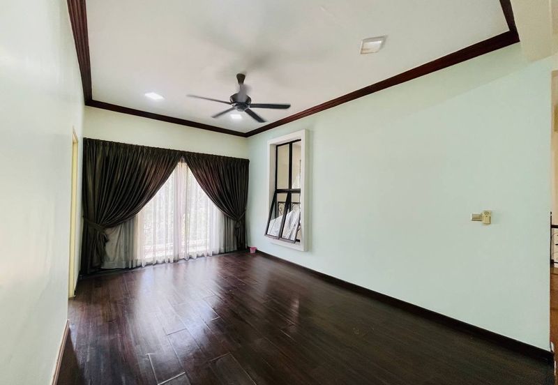 Bandar Enstek (Timur)