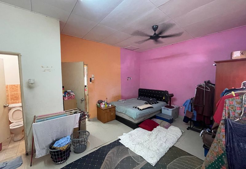 Jalan Sopan, Johan Setia