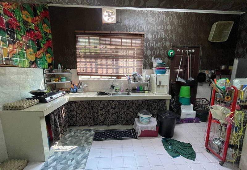 Jalan Sopan, Johan Setia