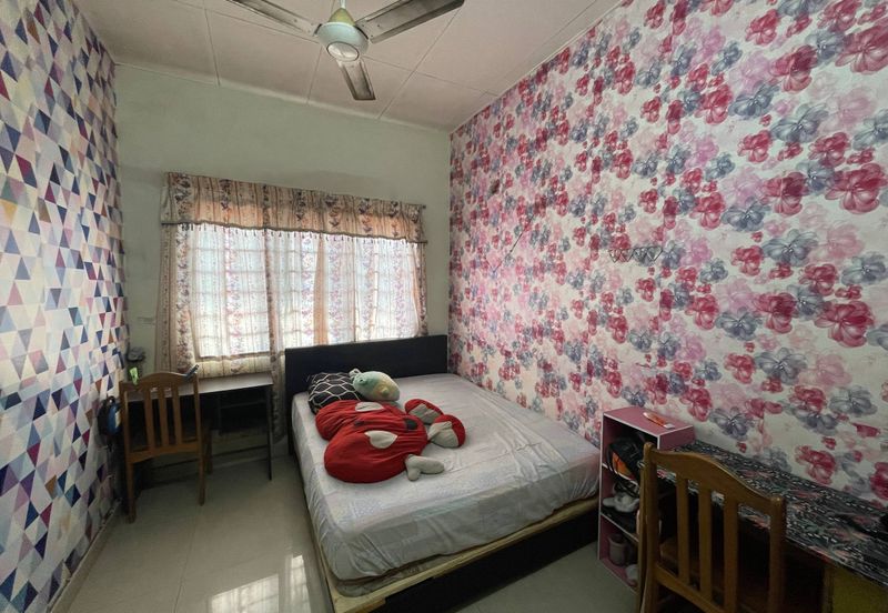 Jalan Sopan, Johan Setia