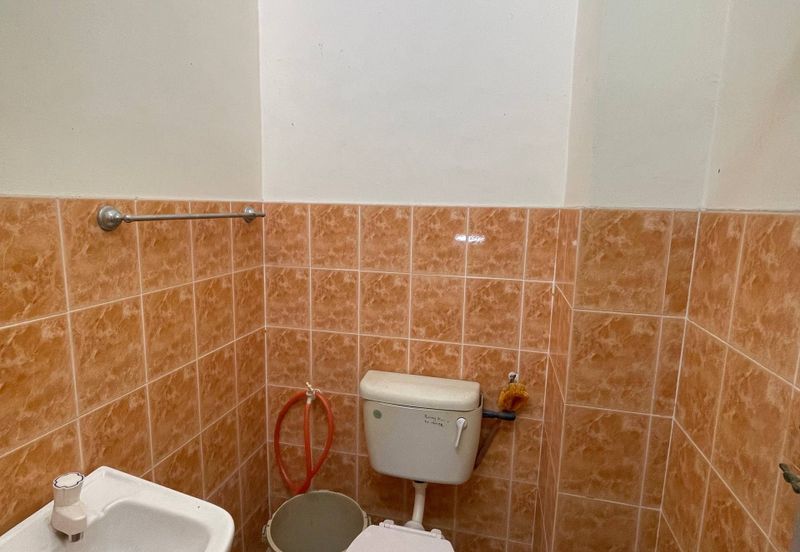 Jalan Sopan, Johan Setia