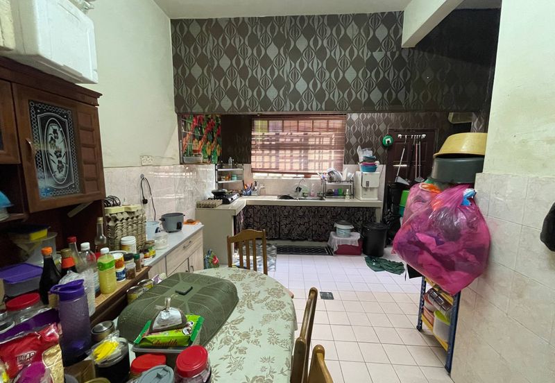 Jalan Sopan, Johan Setia