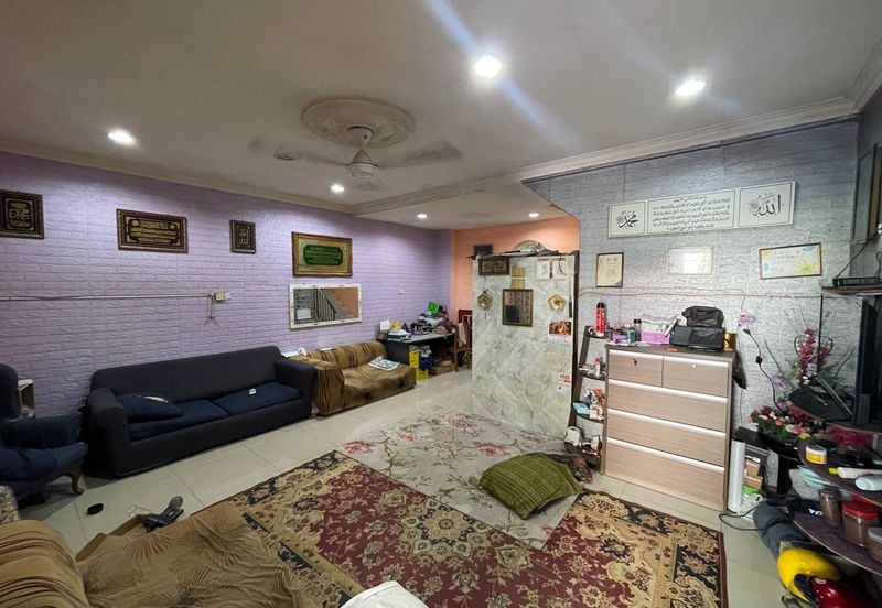 Jalan Sopan, Johan Setia