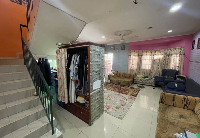 Jalan Sopan, Johan Setia