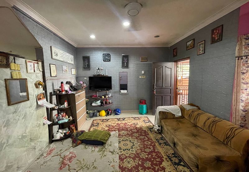 Jalan Sopan, Johan Setia