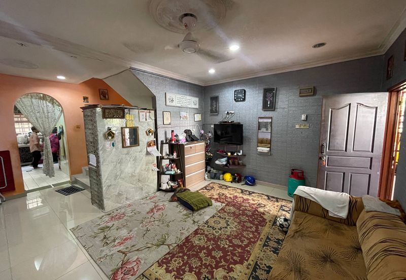 Jalan Sopan, Johan Setia