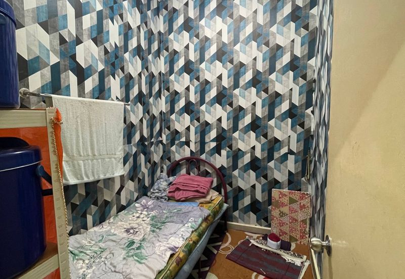 Jalan Sopan, Johan Setia