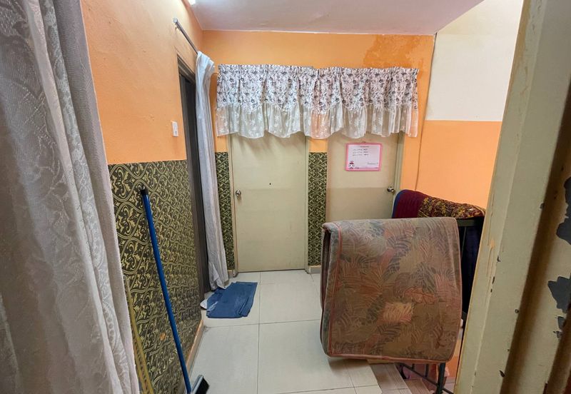 Jalan Sopan, Johan Setia