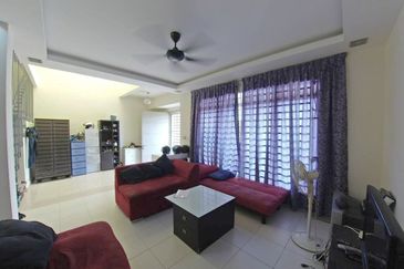 Bandar Enstek (Timur)