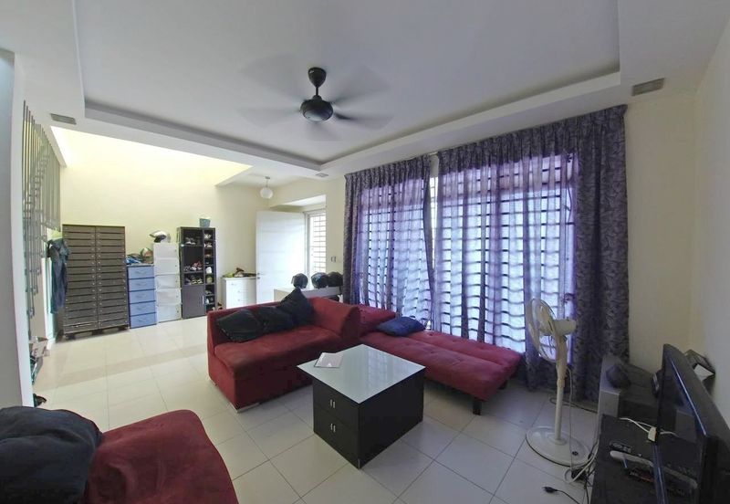 Bandar Enstek (Timur)