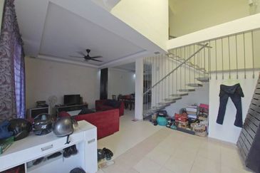 Bandar Enstek (Timur)