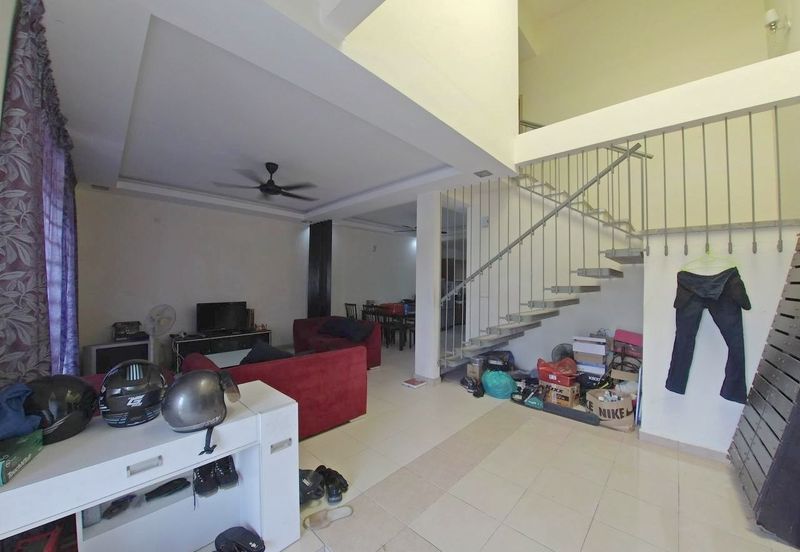 Bandar Enstek (Timur)