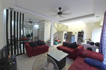 Bandar Enstek (Timur)