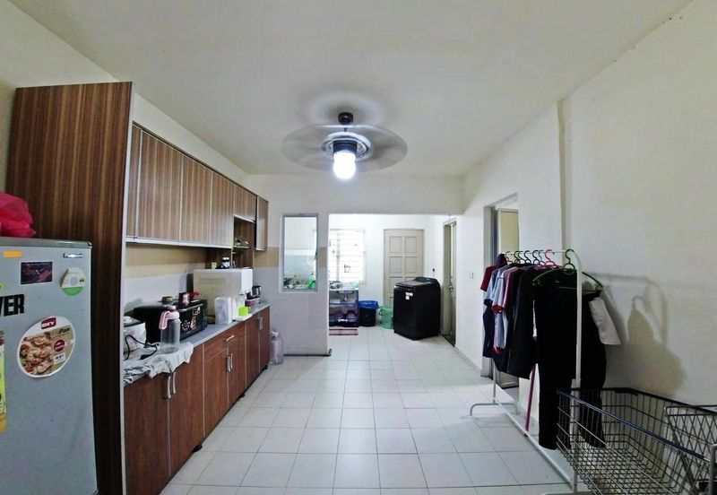 Bandar Enstek (Timur)