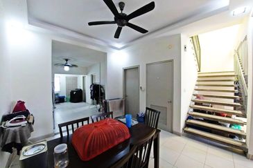 Bandar Enstek (Timur)