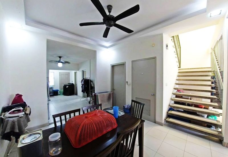 Bandar Enstek (Timur)