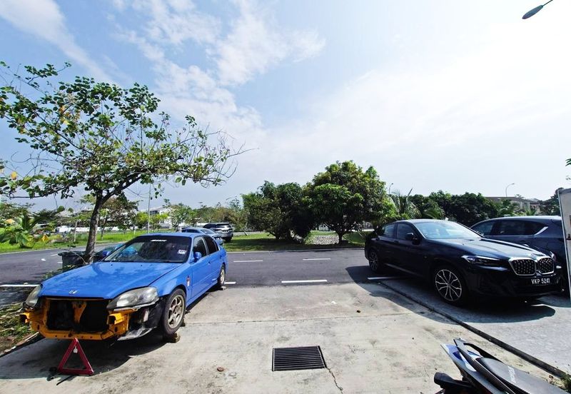 Bandar Enstek (Timur)