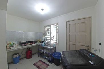 Bandar Enstek (Timur)