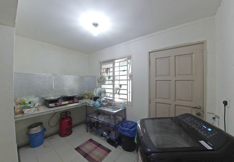 Bandar Enstek (Timur)