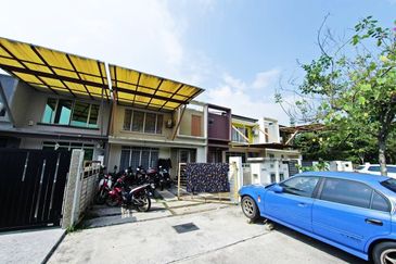 Bandar Enstek (Timur)