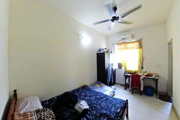 Bandar Enstek (Timur)