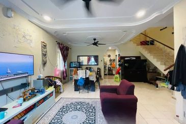 Bandar Enstek (Timur)