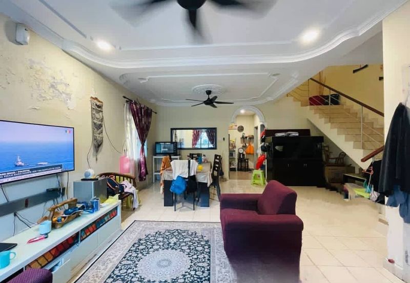 Bandar Enstek (Timur)