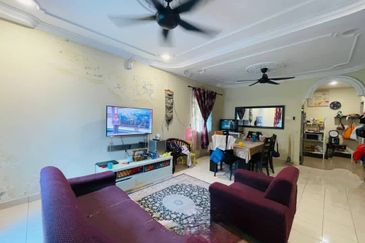 Bandar Enstek (Timur)