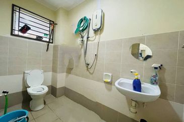 Bandar Enstek (Timur)