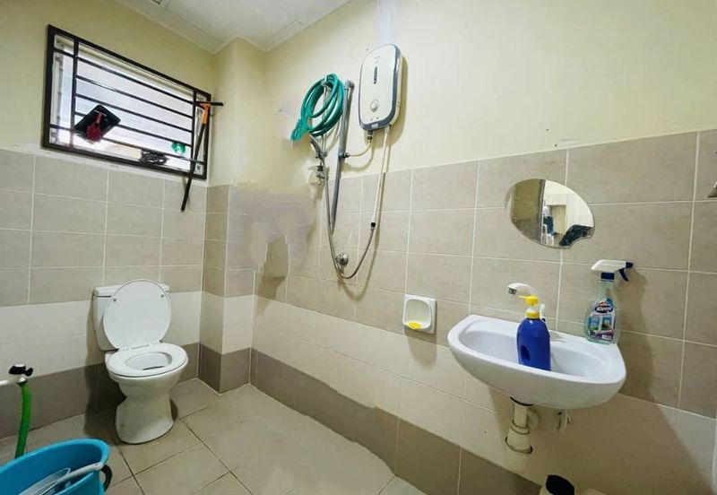 Bandar Enstek (Timur)