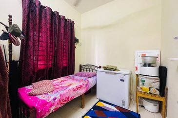 Bandar Enstek (Timur)