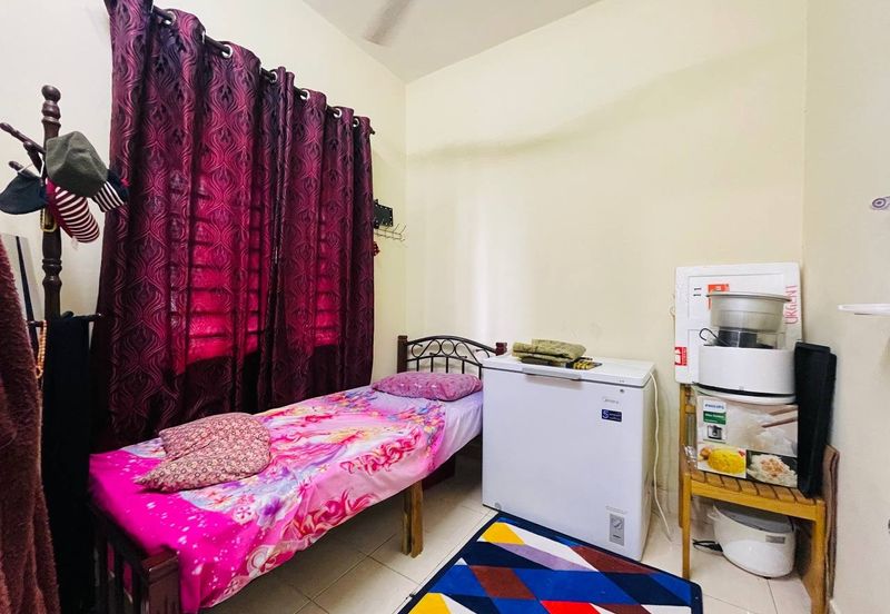 Bandar Enstek (Timur)