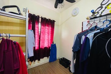 Bandar Enstek (Timur)