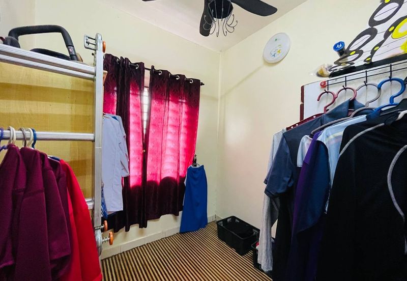 Bandar Enstek (Timur)