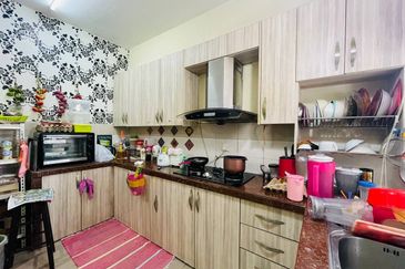 Bandar Enstek (Timur)