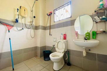 Bandar Enstek (Timur)