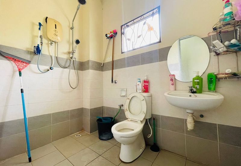 Bandar Enstek (Timur)