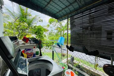 Bandar Enstek (Timur)