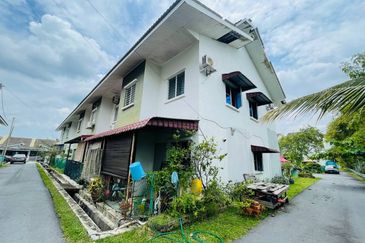 Bandar Enstek (Timur)